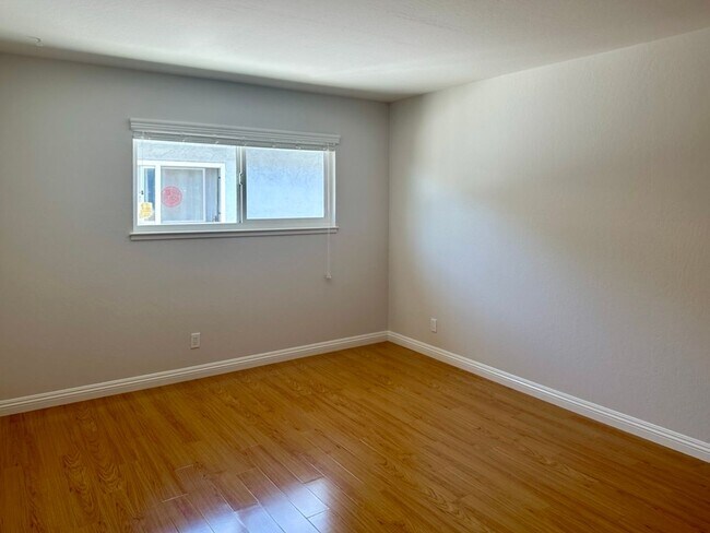 Building Photo - Spacious 2 Bedroom a Bath Upstairs Apartme...