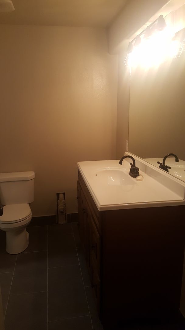 Building Photo - Snellgrove Townhome