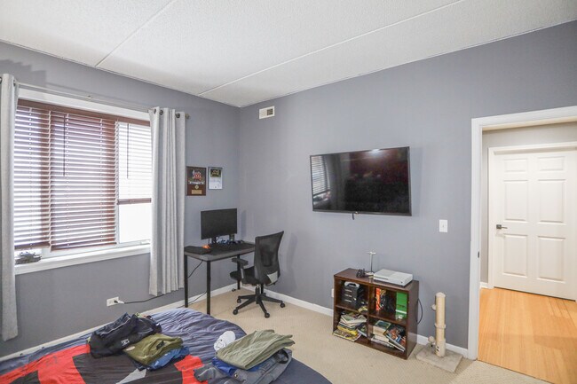 Building Photo - 4625 W Lawrence Ave