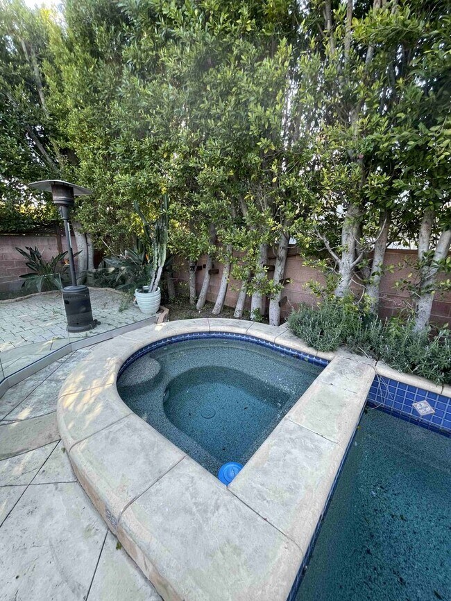 Building Photo - UPGRADED SMART HOME IN PRESTIGIOUS ENCINO VILLAGE!