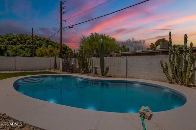 Building Photo - 1530 E Alameda Dr