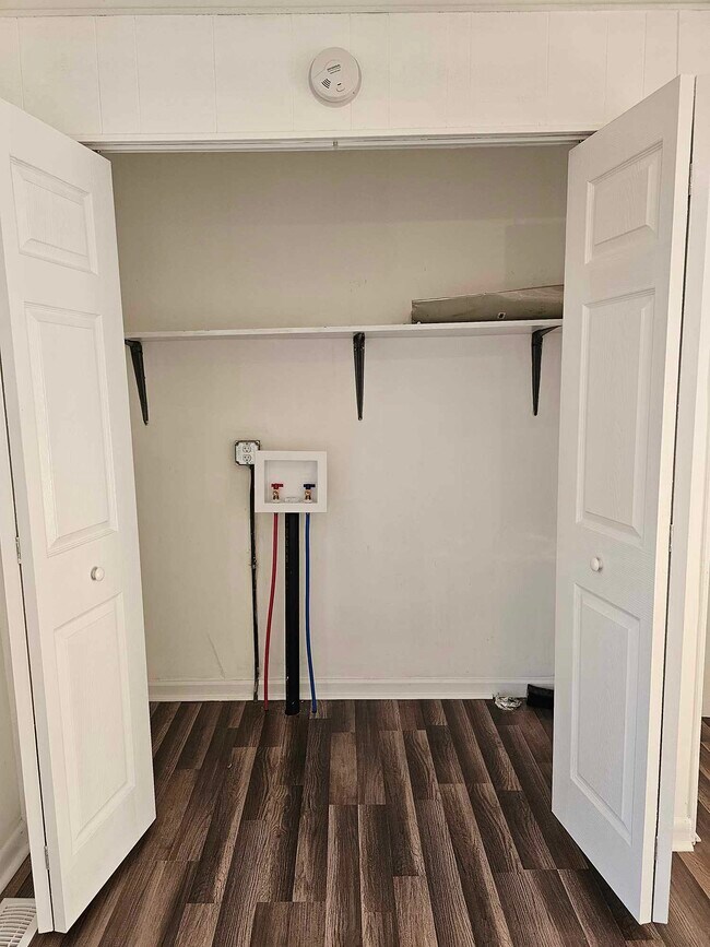 Building Photo - 203 S Fieldcrest Rd