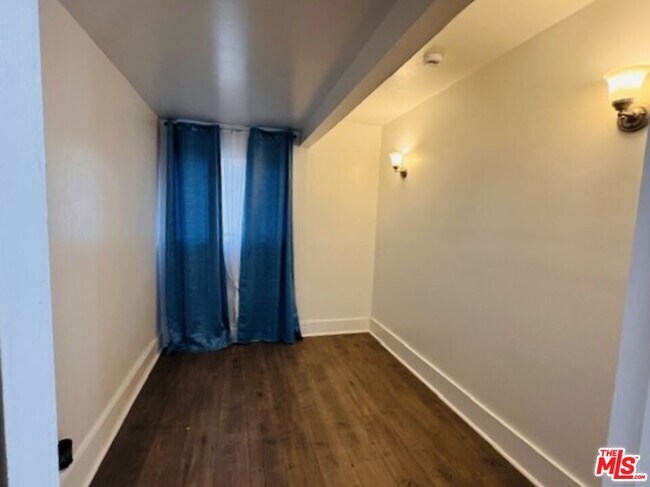 Building Photo - 1100 W 48th St