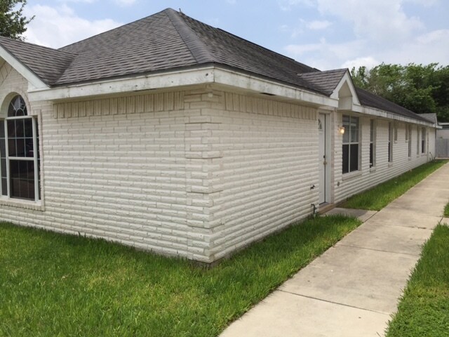 Building Photo - 2607 Cervantes Ave