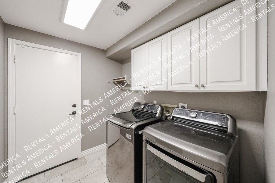 Building Photo - 5444 E Grovers Ave