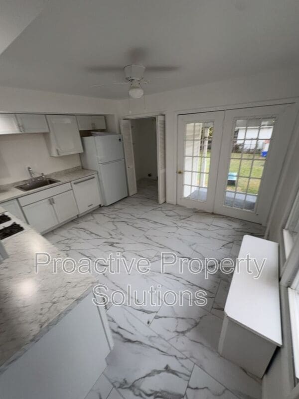 Building Photo - 718-720 Archbald St