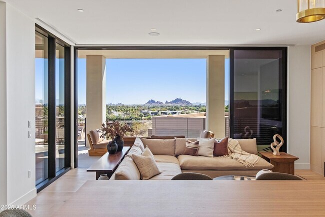 Building Photo - 5000 N Camelback Rdg Dr