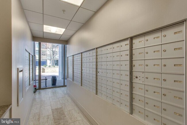 Building Photo - 3650 S Glebe Rd