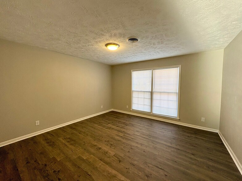 Building Photo - 110 Commanche Trl