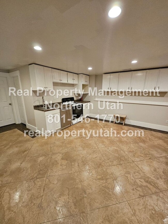 Building Photo - Stunning 7 Bedroom Home in West Point Avai...