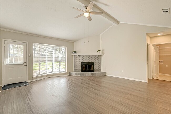 Building Photo - 910 Redway Ln