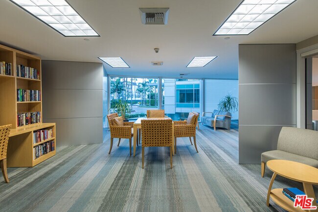 Building Photo - 13600 Marina Pointe Dr