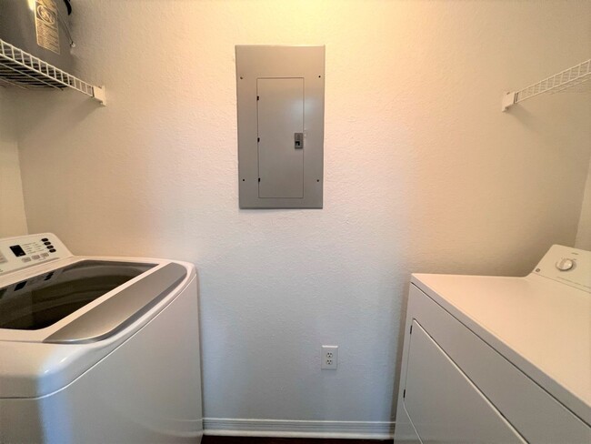 Building Photo - Awesome apartment at Cypress fairway!