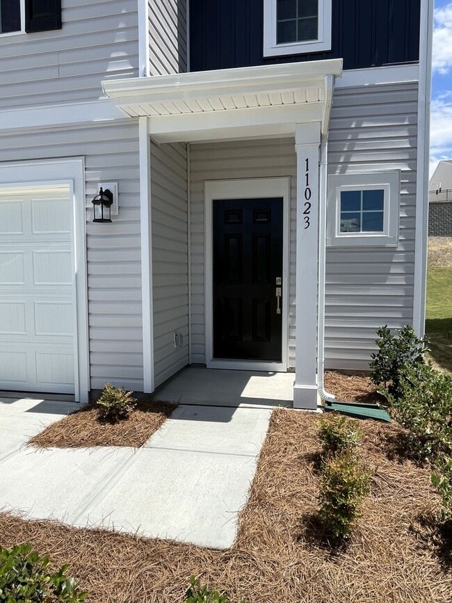 Building Photo - COMING AUGUST 2026!!! Newer 4 Bed Home in University Area