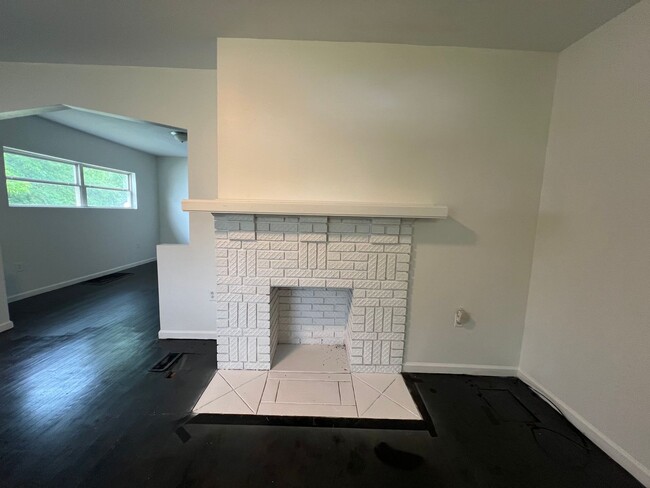 Building Photo - 2 bedrooms 1 bathroom house