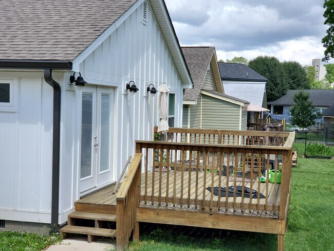 Building Photo - 606 Van Dyke St