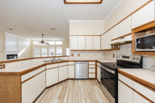 Building Photo - 13442 S Fairview Ave