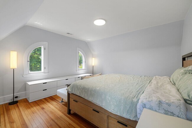 Building Photo - *Beautifully Updated & Spacious 4BD/3.5BA ...