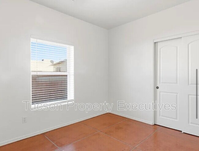 Building Photo - 324 W 23rd St