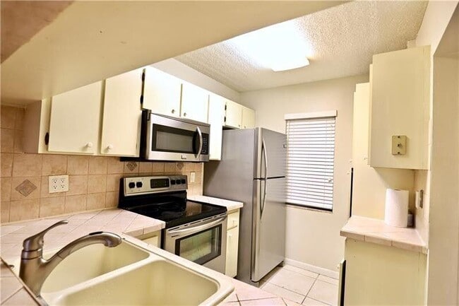 Building Photo - 9835 Three Lakes Cir