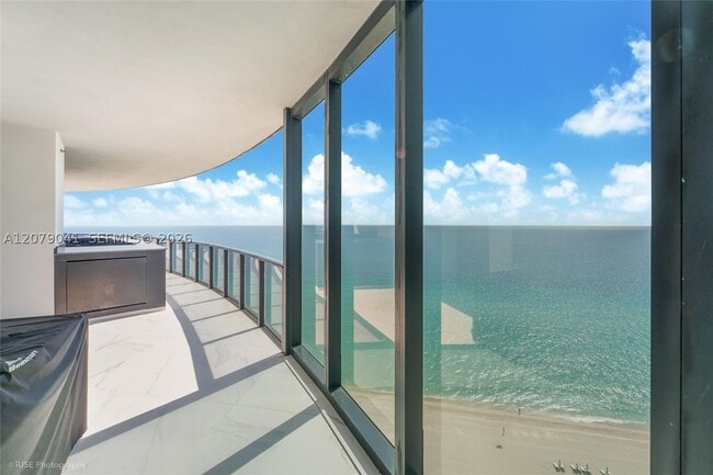 Building Photo - 18555 Collins Ave