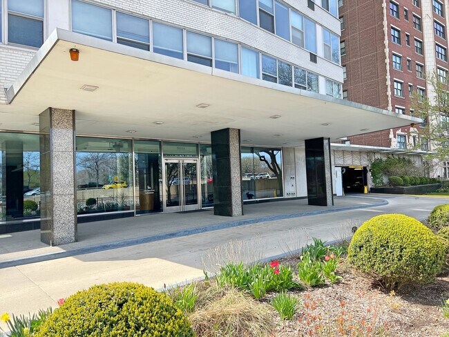 Building Photo - 3900 N Lake Shore Dr