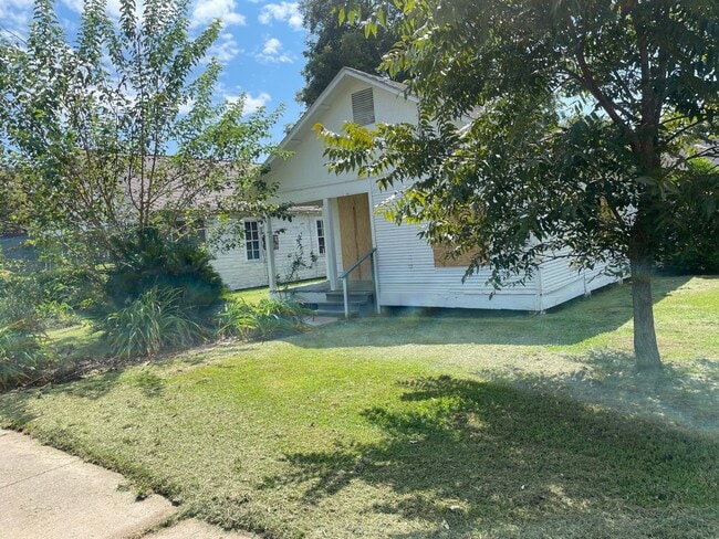 Building Photo - 2043 Rapides Ave