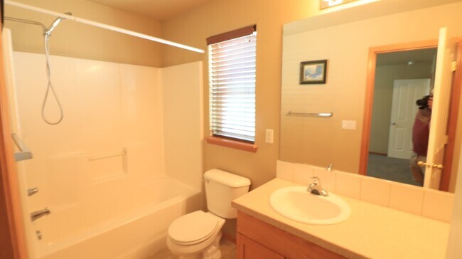 Building Photo - 3/2.5 Townhome in Redmond