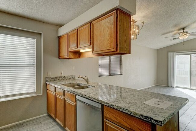 Building Photo - READY TO VIEW NOW! Recently Renovated 2bed/2bath Townhouse in Peoria!