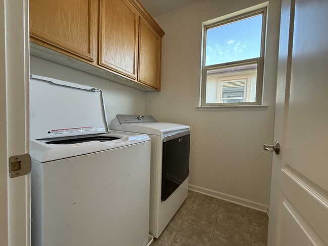 Building Photo - 3 Bedroom 3 Bath Beauty in West Sacramento!