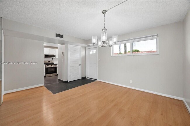 Building Photo - 800 S Hollybrook Dr