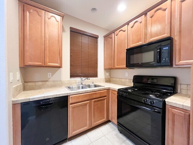 Building Photo - 3 Bd, 2.5 Ba Condo in Elk Grove