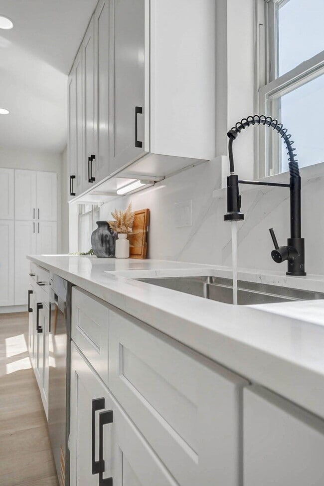 Building Photo - 9923 Emnora Ln