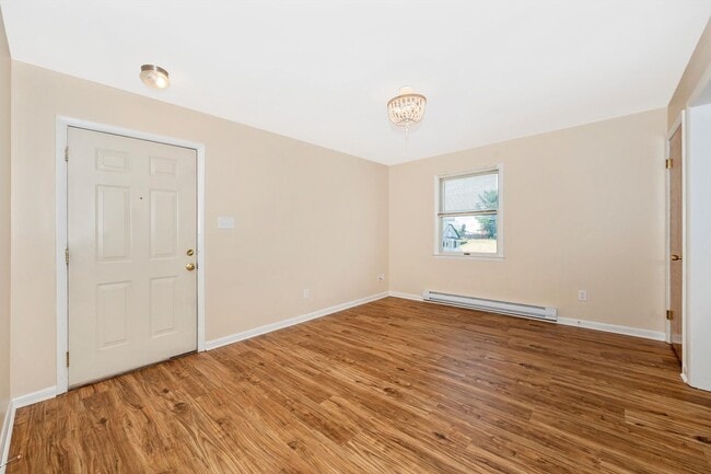 Building Photo - Apartment w/Parking