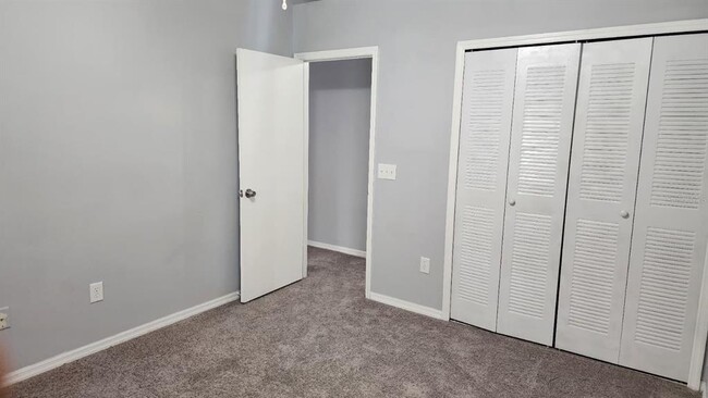 Building Photo - 5990 Braemar Pl