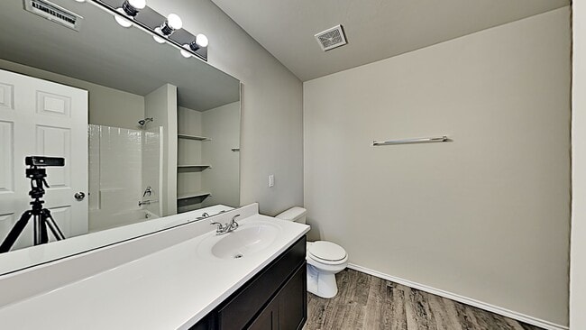 Building Photo - Very Nice 3 Bedroom 2 Bath Home in Yukon Schools