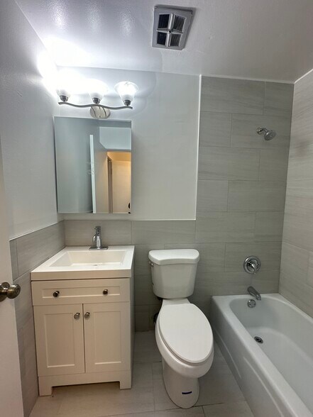 Building Photo - 3815 N Pine Grove Ave