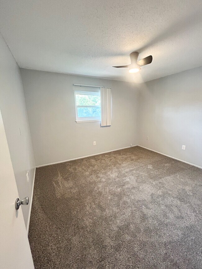 Building Photo - 601 Riverhill Cir