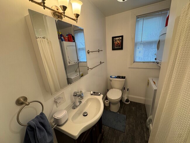 Building Photo - 176 Elm St