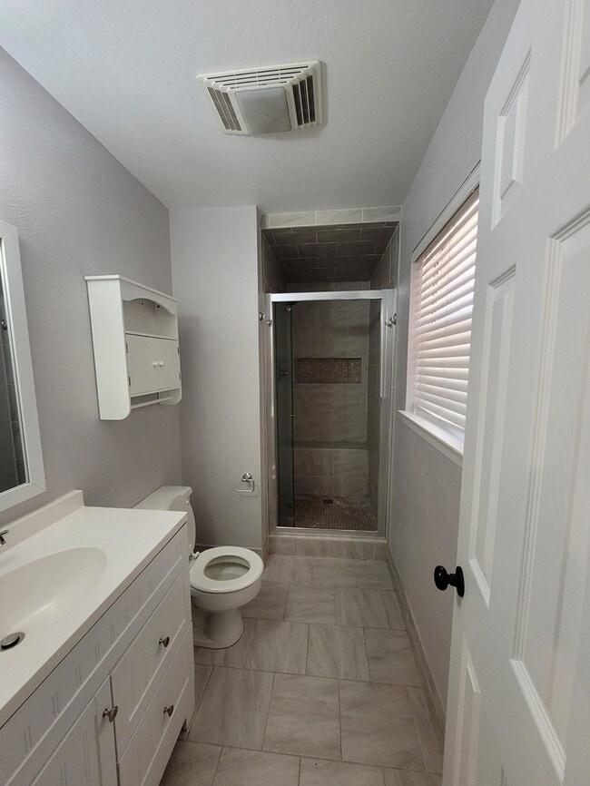 Building Photo - Move in ready 3 bed 2 bath home with 2 car...