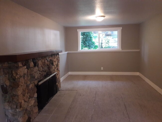 Building Photo - 4 Bedroom 3 Bathroom South Hills home Near...