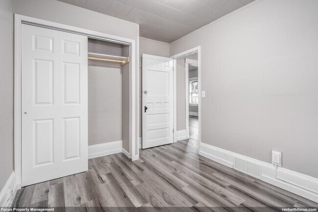 Building Photo - 213 Manitowoc St