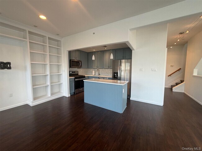 Building Photo - 70-24 Sandy Dune Way