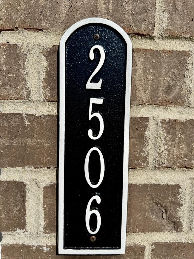 Building Photo - 2506 Crosshill Dr