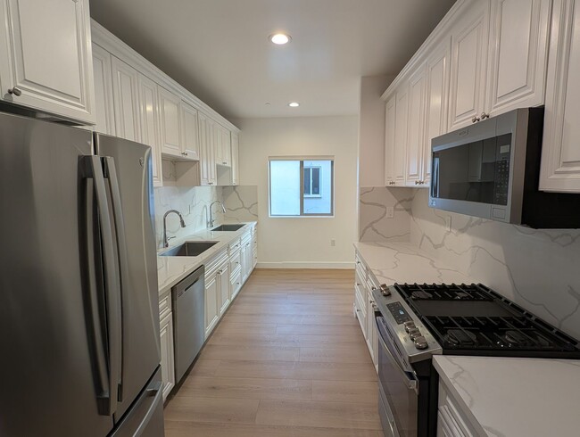 Building Photo - 1109 La Peer Dr