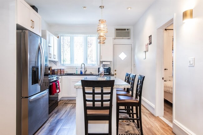 Building Photo - 606 59th St