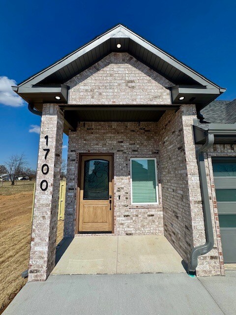 Building Photo - 1700 Jensen Ave
