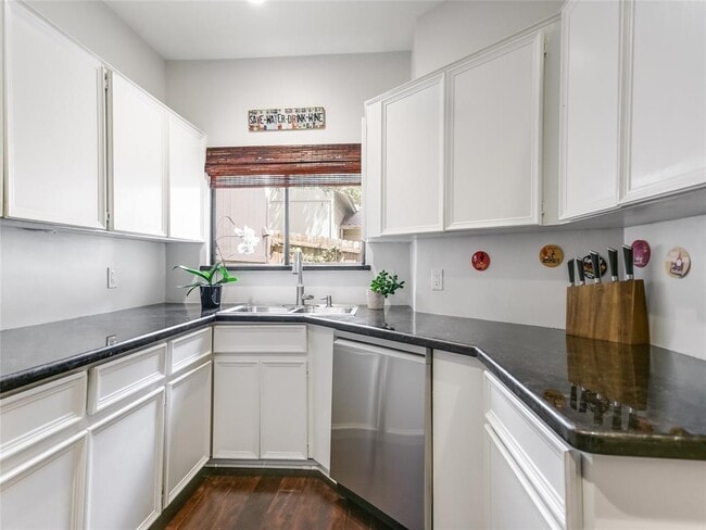 Building Photo - 4117 Bayberry Dr