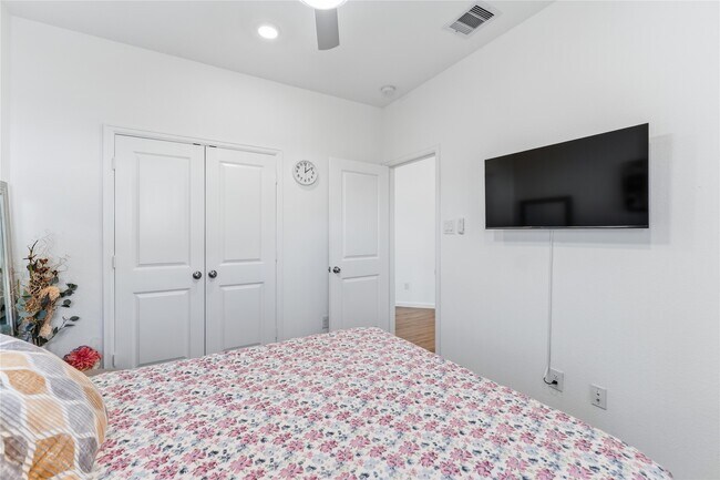 Building Photo - 30843 Boxwood Dr