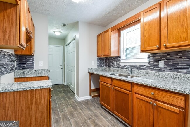 Building Photo - 8043 Trinity Park Dr